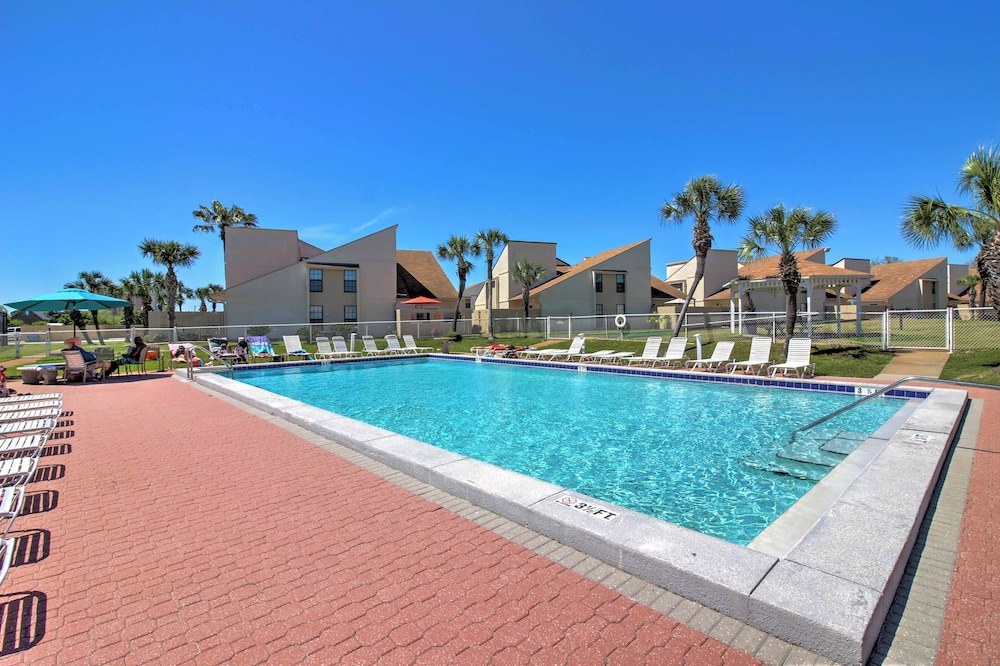 Walk to Pool & Beach: PCB Resort Getaway w/ Porch