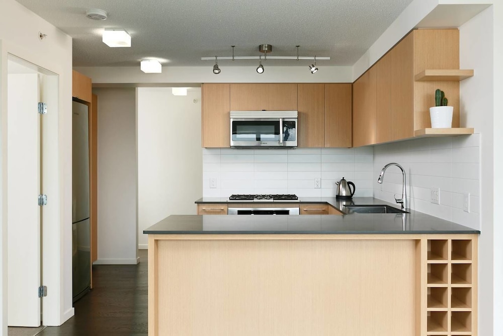 Convenient 2bdr 2BA Richmond Centre Condominium view 4