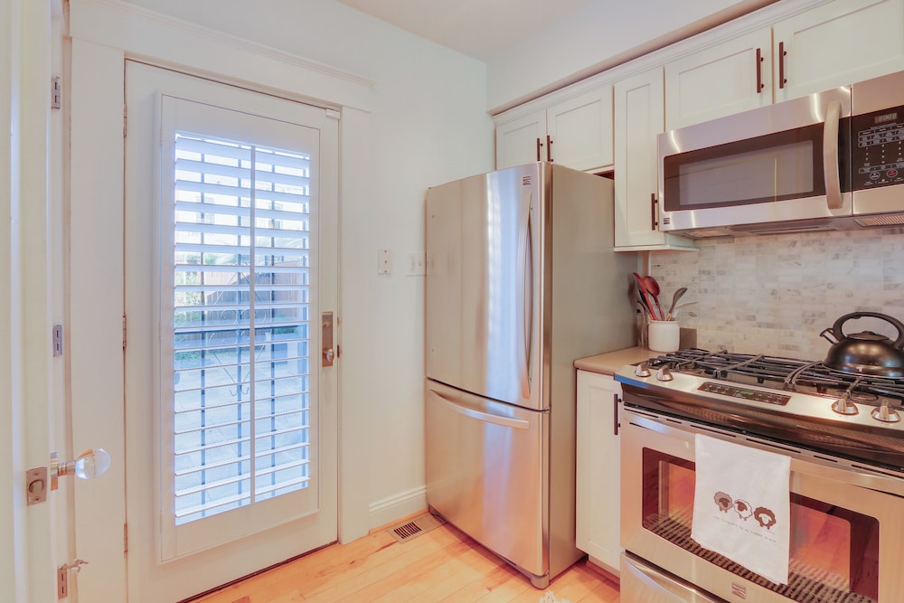 2 Mi to National Mall: Stunning Townhome w/ Patio!
