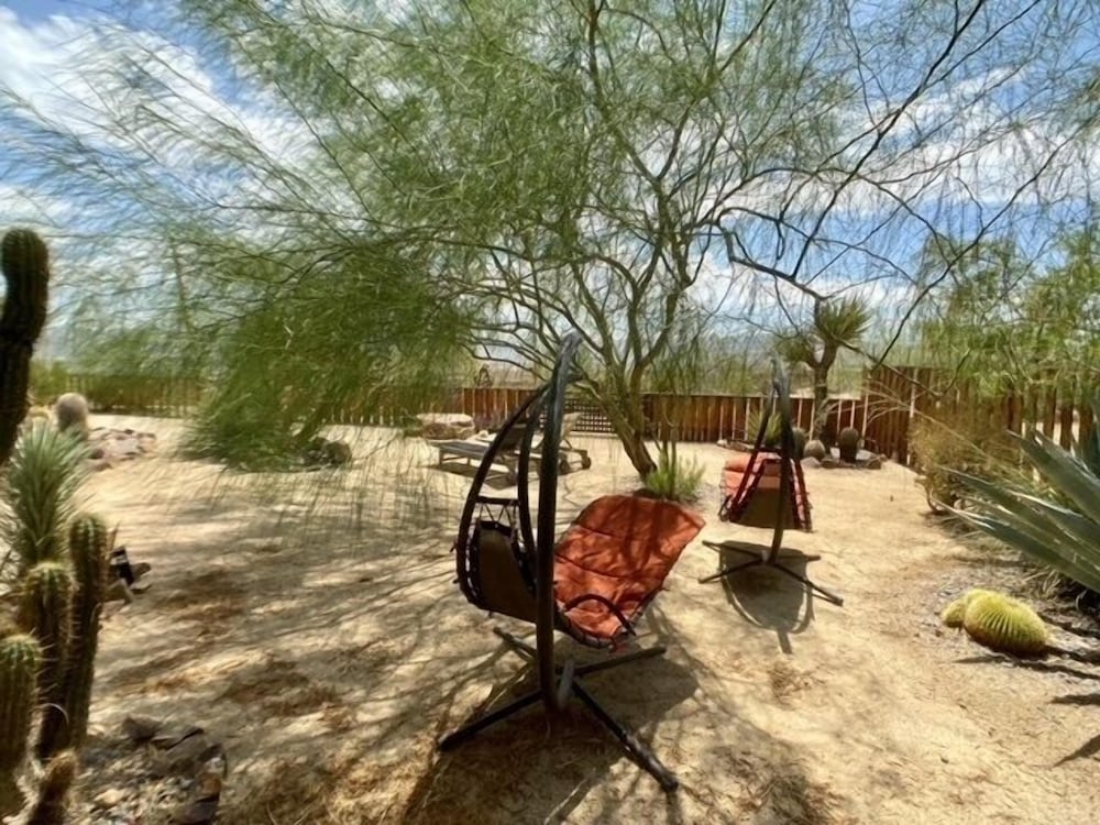 Sukha Life Hideaway - Hot Tub, Fire Pit, Privacy & Endless Views 1 Bedroom Home by RedAwning