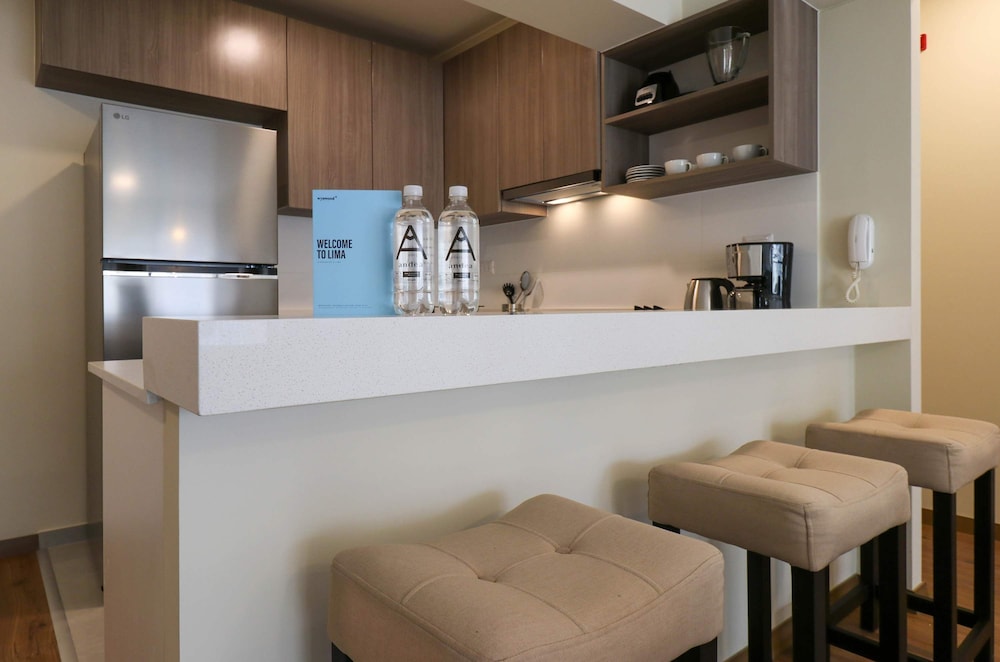 w Radiant 2BR w Great Balcony Near Kennedy Park