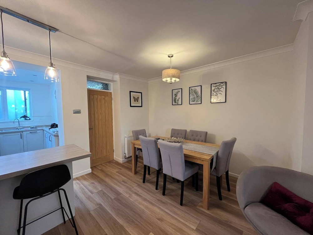 Charming 3-bed Cottage - Private Garden & Parking