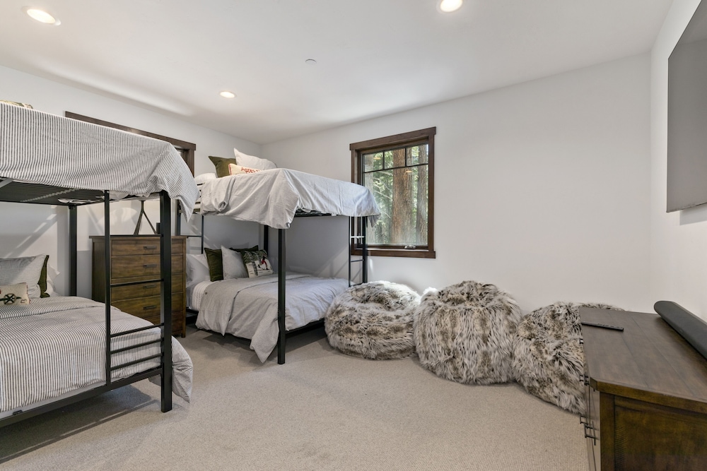 Gray Bear #86 4 Bedroom Home by RedAwning view 3
