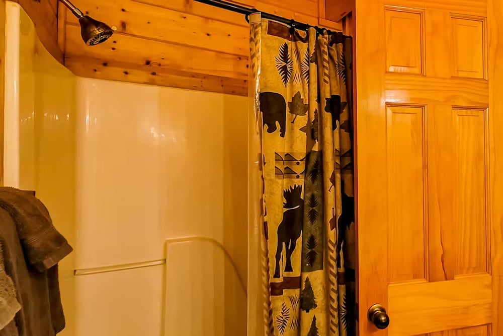 Cozy Cabin w Game Room hot tub Creek