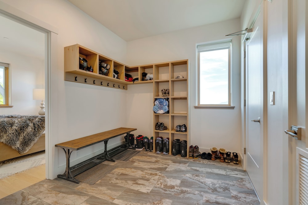 Ski-in/out Okemo Mountain Resort Condo w/ Balcony