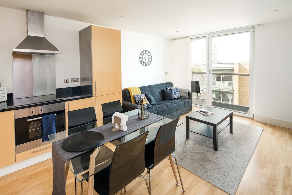 Immaculate 1-bed 1-bath Apartment in London Area