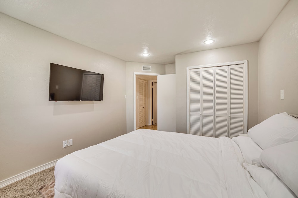 Fenced-in Yard: Home < 1 Mi to Lake Ray Hubbard!