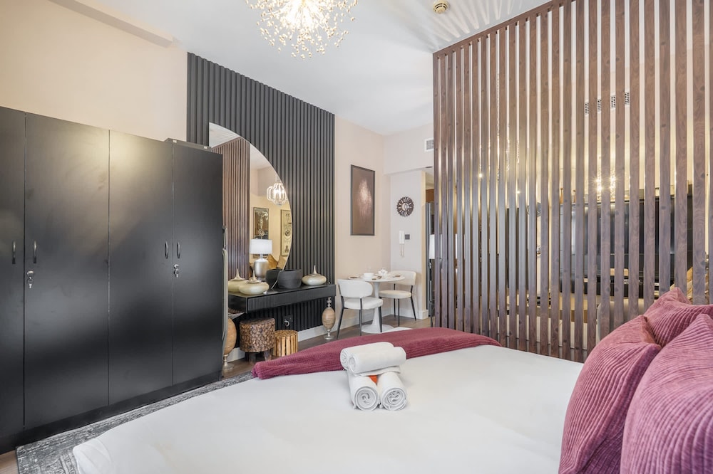 Extravagant Studio Stay for 2 in JVC