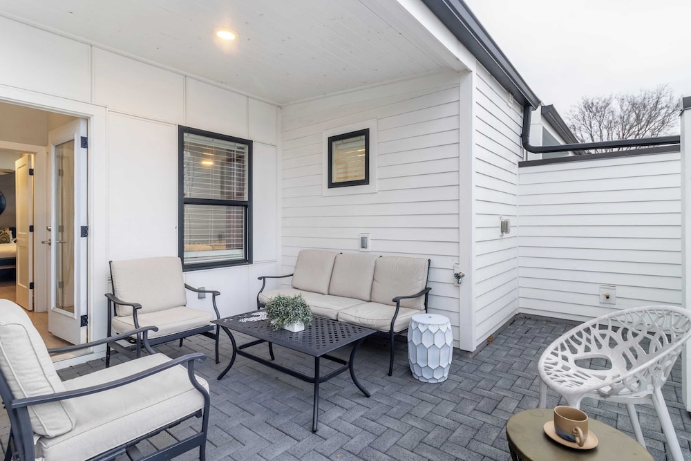 Monty by Avantstay 4bdr 4ba, Balcony w/ Outdoor Seating, 5mins to DT