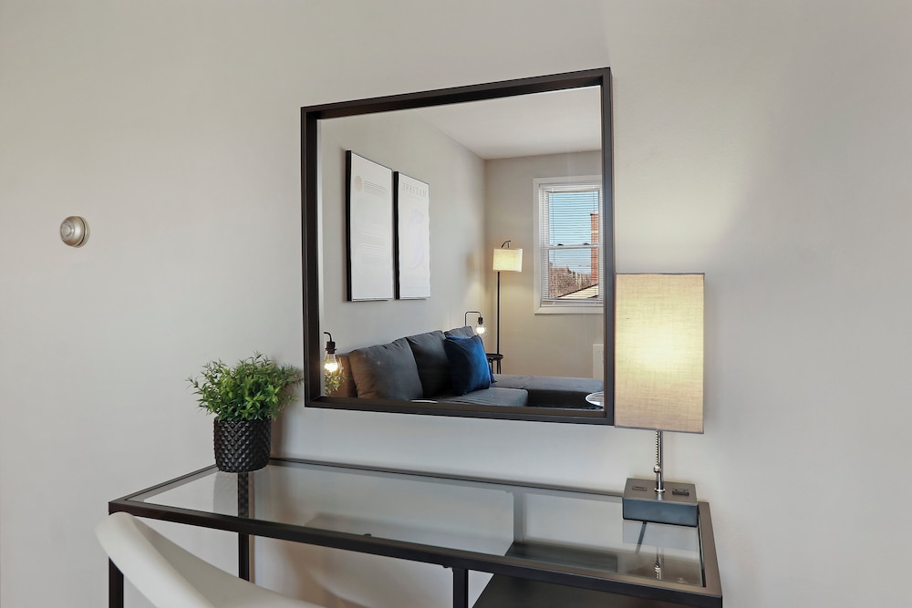 Cozy 2BR Apt Near Parks - Kimball A2