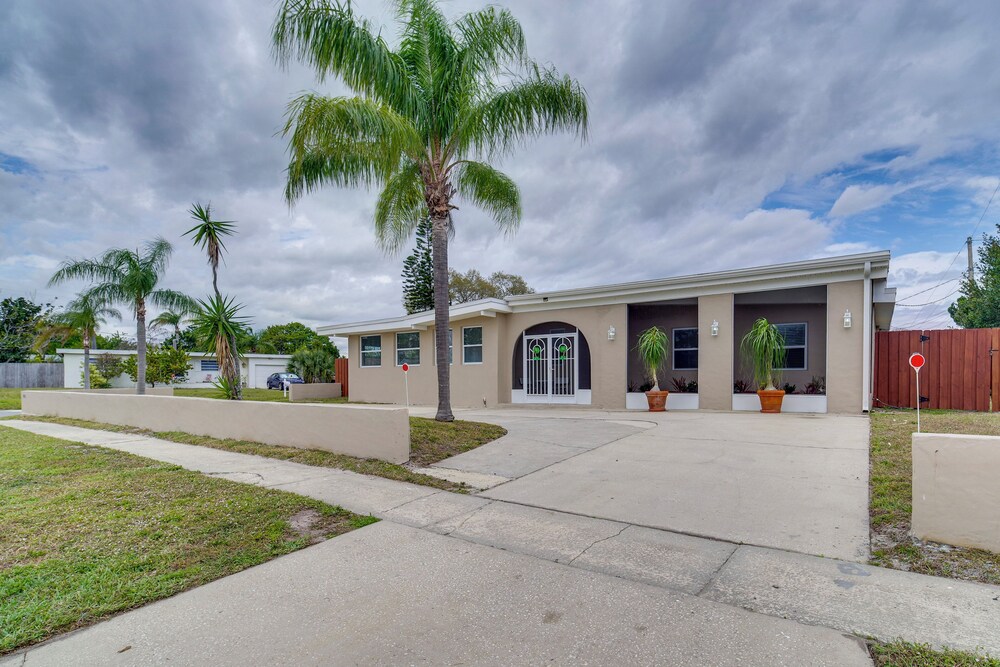 5 Mi to Beaches: Melbourne Duplex w/ Pool!