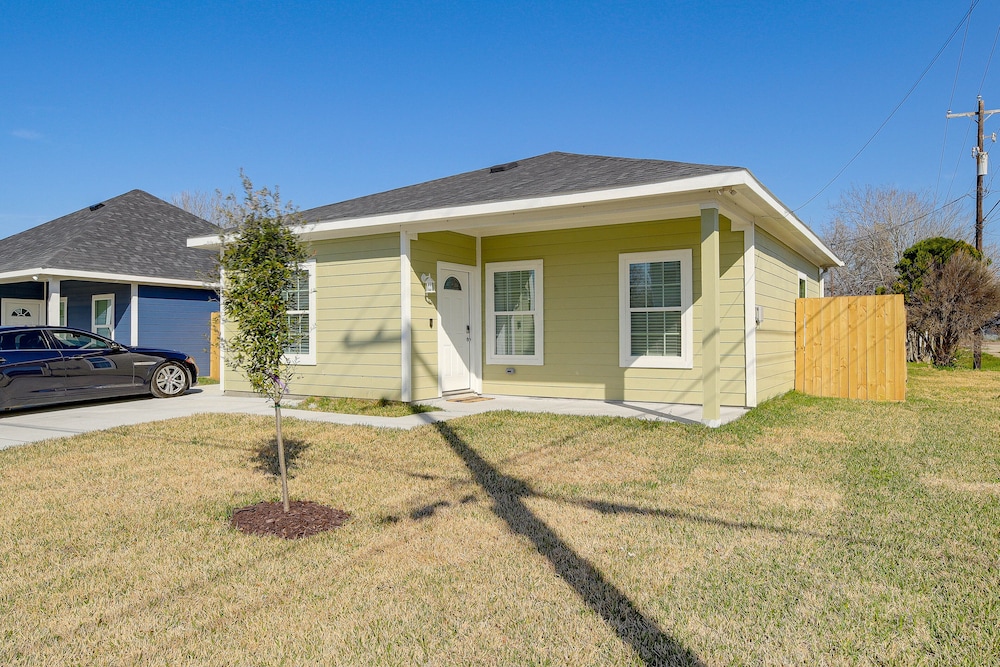Quiet Houston Home - 9 Mi to Downtown Aquarium! view 5