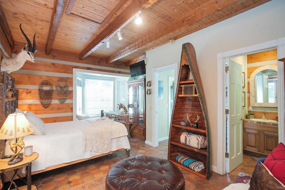 35 Acre Villa w/ Pool, Spa, Wine Cellar & Gym + Near Golf Club La Pearla Ranch by Avantstay