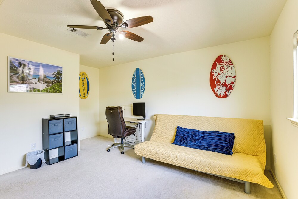 4 Mi to Old Town Spring: Family Retreat w/ Yard!
