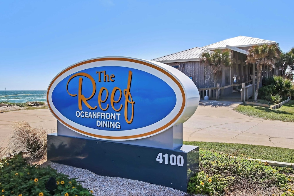 Serenity at Surfside by Avantstay Pool, Porches, Fire Pit & Arcade Near Vilano Beach