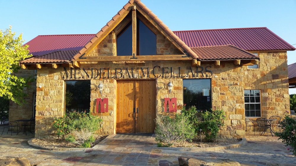 Mendelbaum Winery Guest Cabins