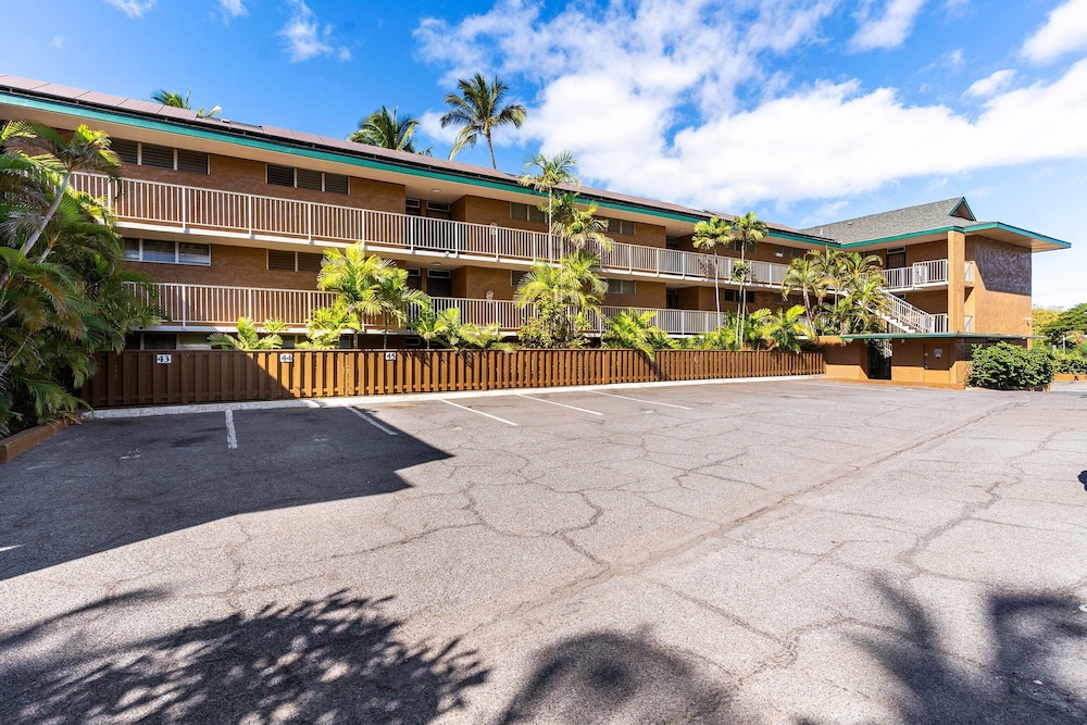 Kalama Terrace P-307 - 3rd-floor Walkup, 7 min Walk to Charley Young Beach, AC!