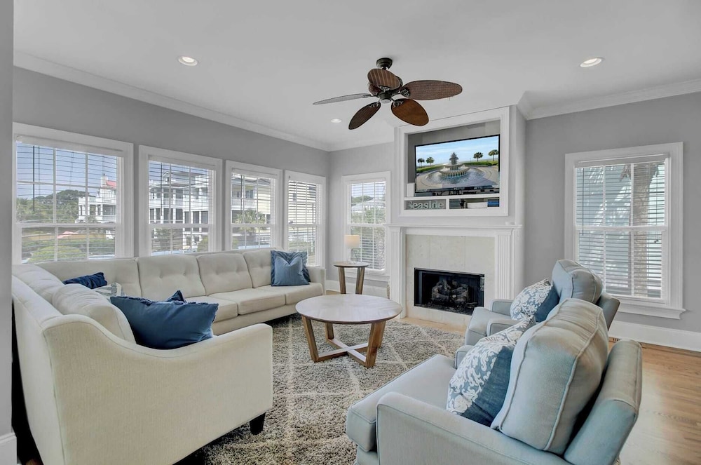 6 10th Avenue by Avantstay Steps to the Beach Pool 2691 Sqft