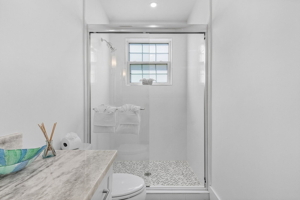 673 White Sands Retreat: Bay Views, Pool, Elevator 5 Bedroom Home