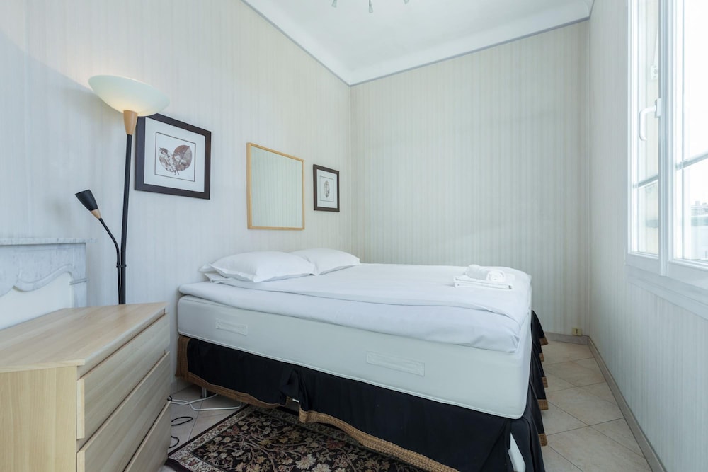 Three Bedroom two Bathroom Apartment in Center of Cannes on Quiet Street Minutes From the Palais - 2002