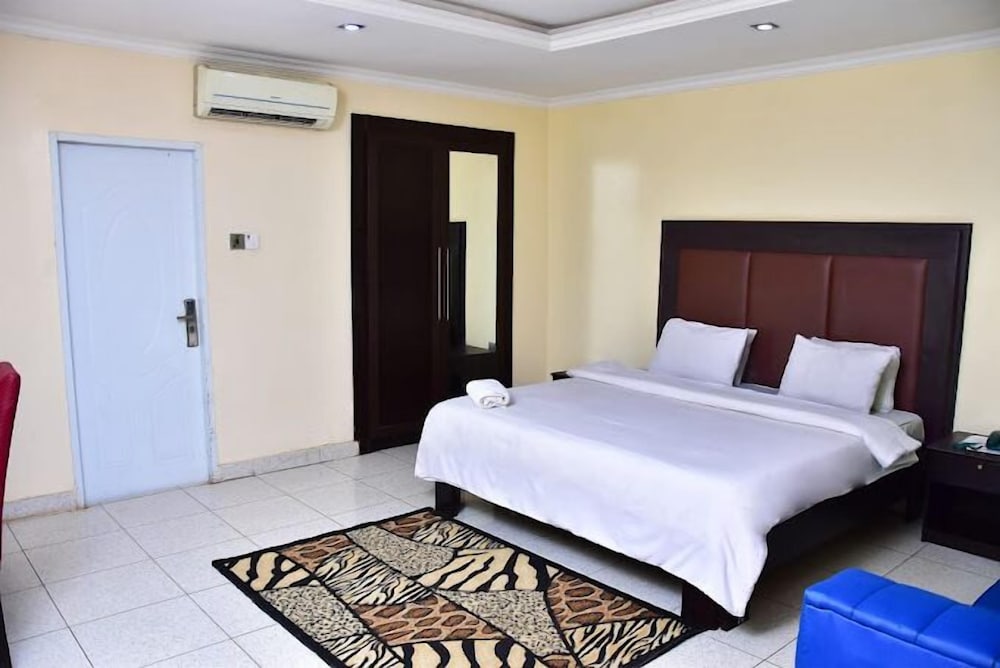 CANDOW HOTEL