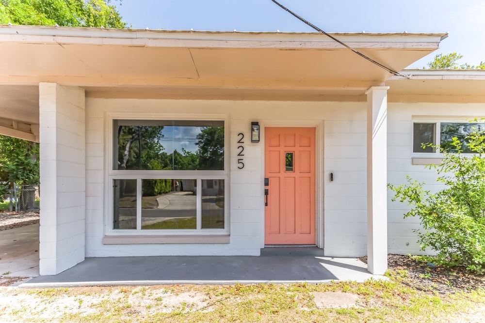 Cozy Oasis In The Heart Of St. Augustine 3 Bedroom Home by RedAwning view 5