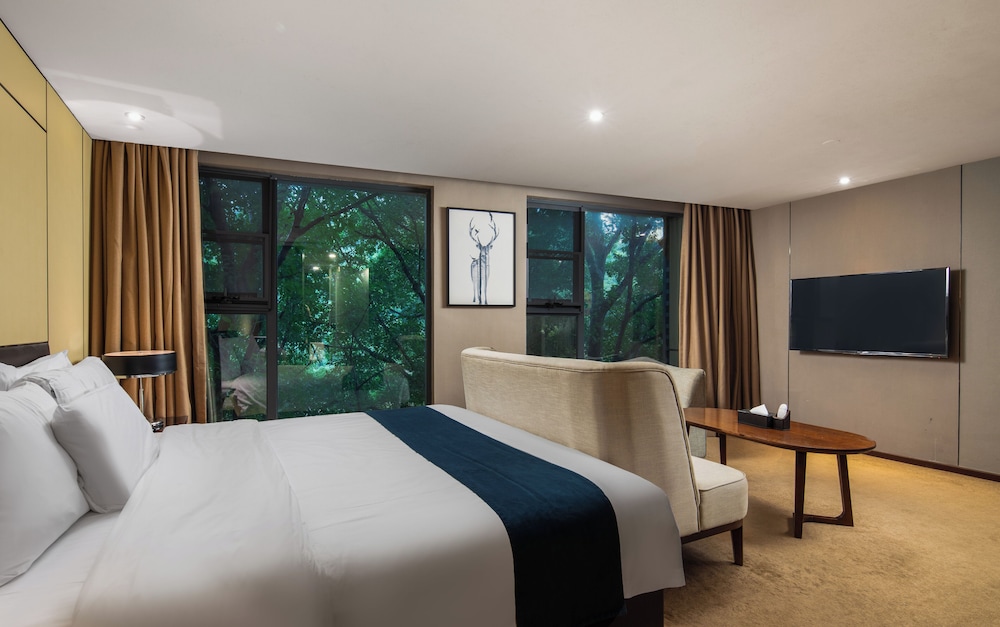 CNHOL RADIENT HOTEL