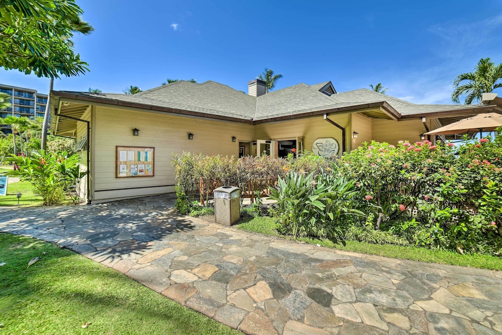 Cute Beachfront Condo w/ Lanai & Resort Pools