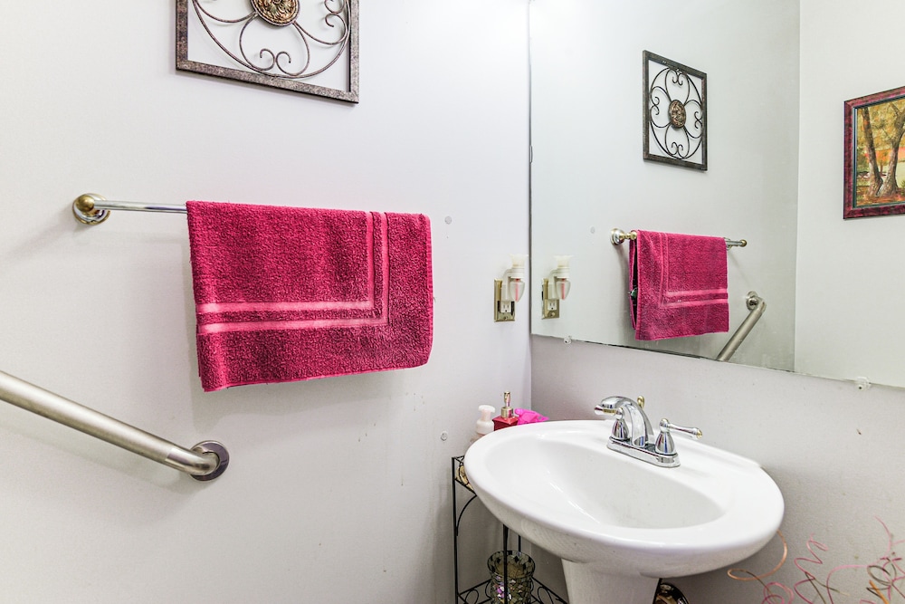 11 Mi to Dtwn Aberdeen: Spacious Townhome!