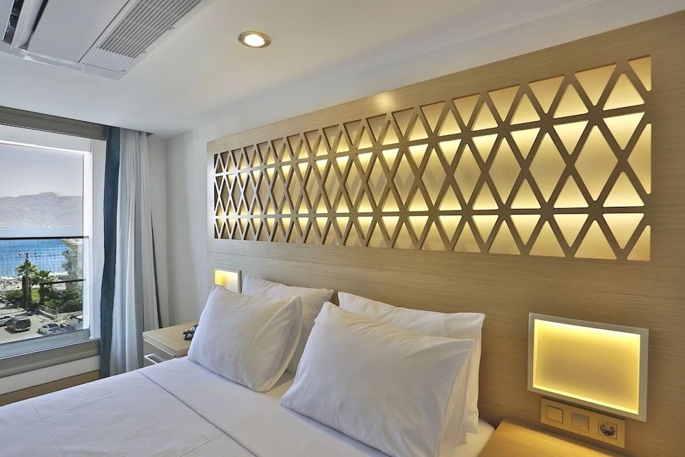 Aurasia Deluxe Hotel - Image 15