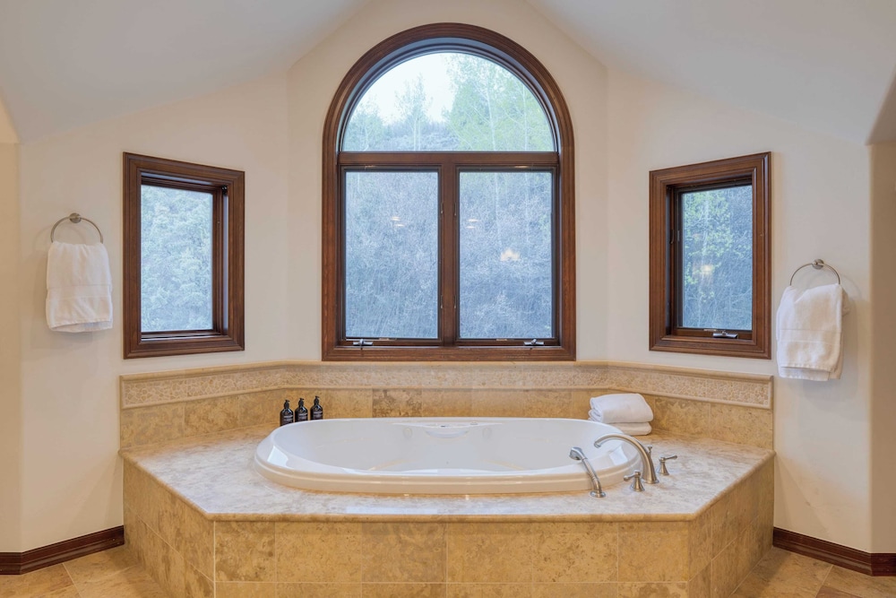 Cozy Edwards Retreat w/ Fireplace, Near Ski Resort Osprey Nest by Avantstay