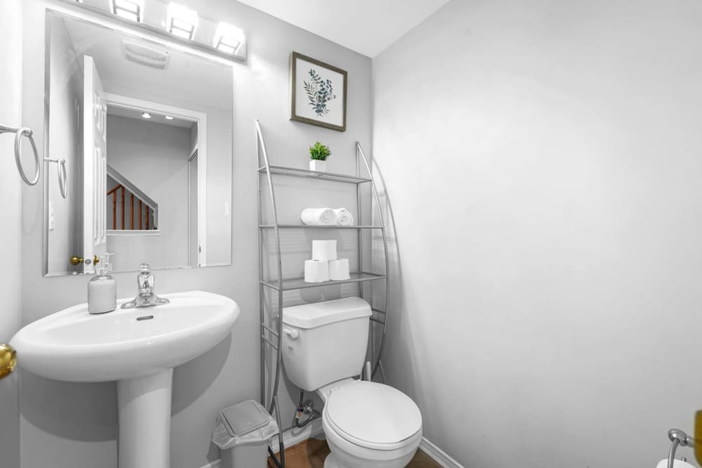 Chic 2BR House Newly Renovated Central Spot