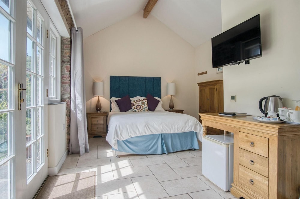 Gofan - 1 Bedroom Studio - St Ishmael s view 5