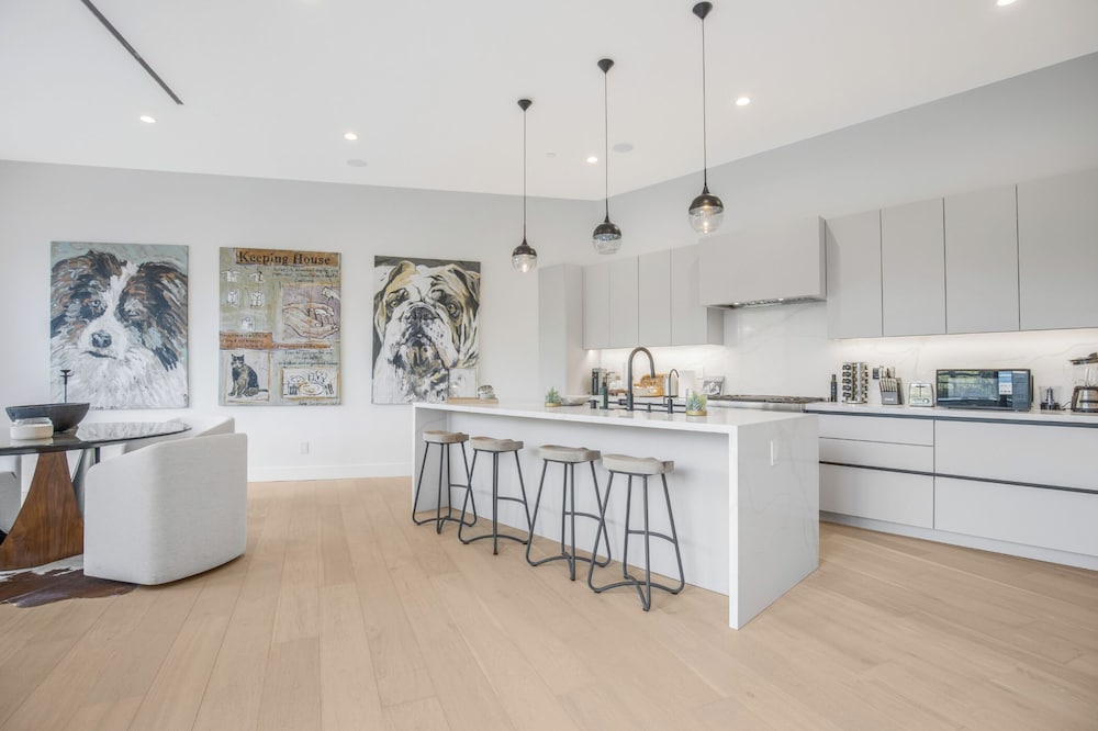 Belden Modern Villa - Iconic Hollywood Hills Retreat