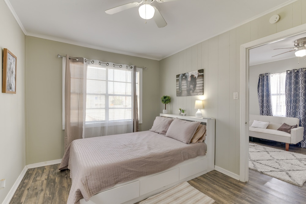 ~ 1 Mi to the Strand: Central Unit in Galveston!