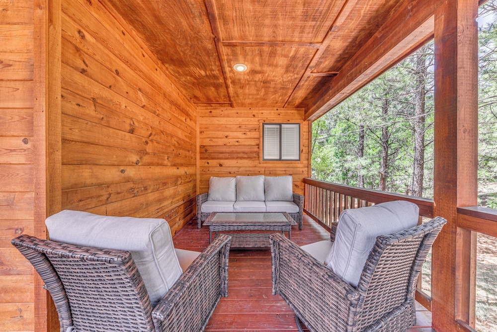 1 Mi to Grindstone Lake: Modern Ruidoso Retreat!
