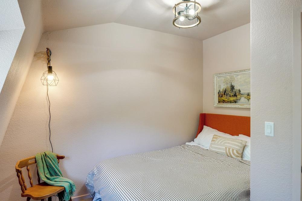 Walk to Village: Cozy Cabin in Pine Mountain Club!