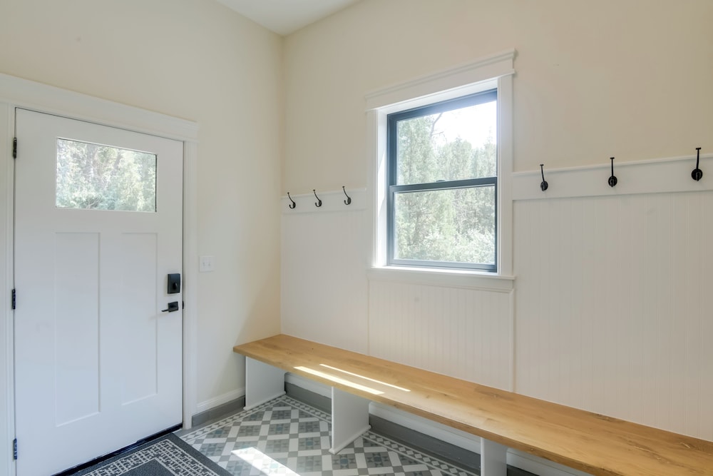 Ski, Hike, Explore: Modern Guest Suite in Rigby