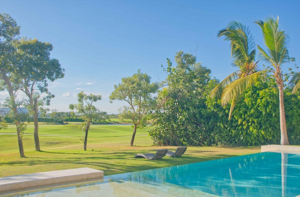 Modern Villa w Golf and Lake View in Beach Resort