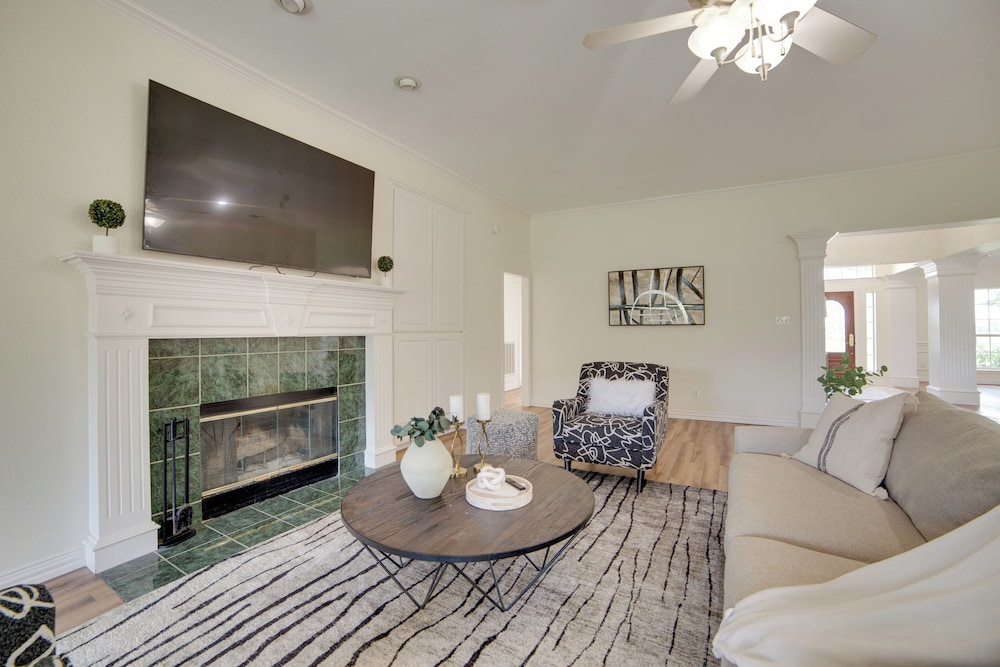 Game Room & Bar: Secluded Getaway in Farmersville