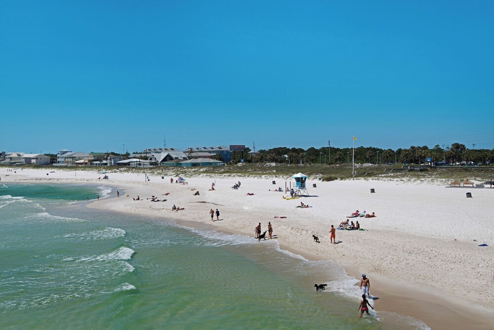 Searenity Awaits: 2-bd, 2-ba Coastal Escape! Perfect for 5! Pet Friendly!