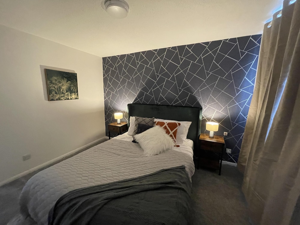 Convenient 3 bd House Salford 7 Guests view 5