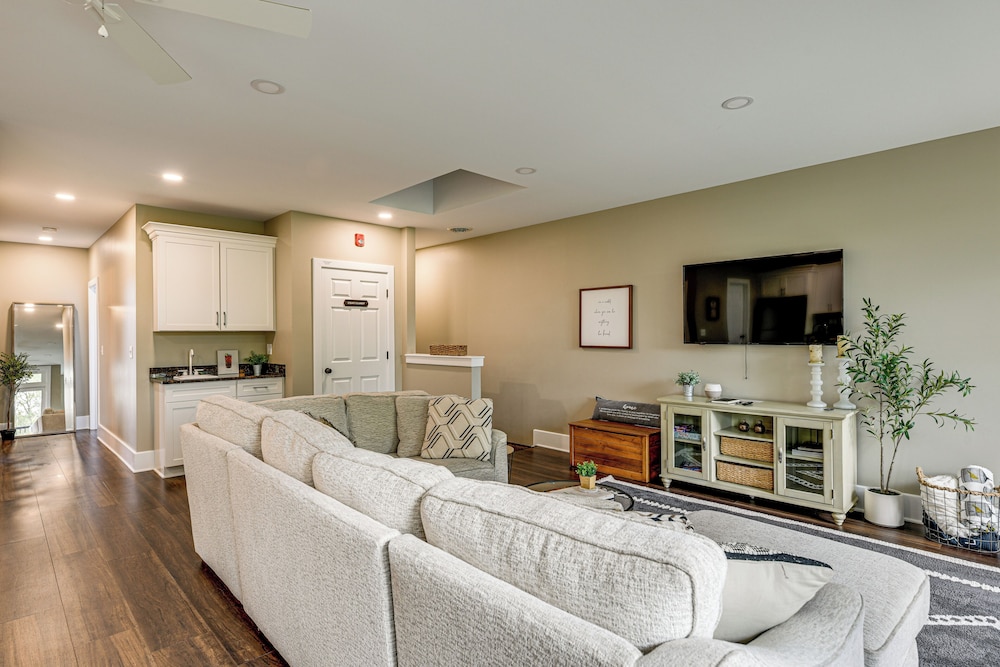 Luxurious 'litfin Loft' - Walk to Main St Akron