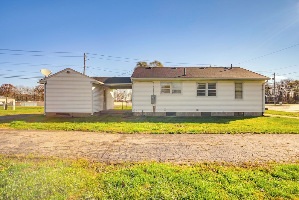 16 Mi to Buckeye Lake: Family-friendly Newark Home
