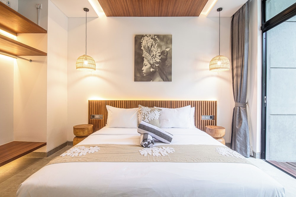 Enchanting 5BR Canggu Villa Moments to Sea