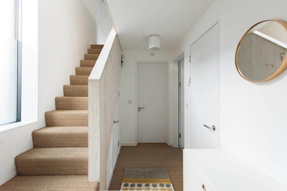 The Cliffside Loft - Distinctly Modern 3BDR Riverside Home
