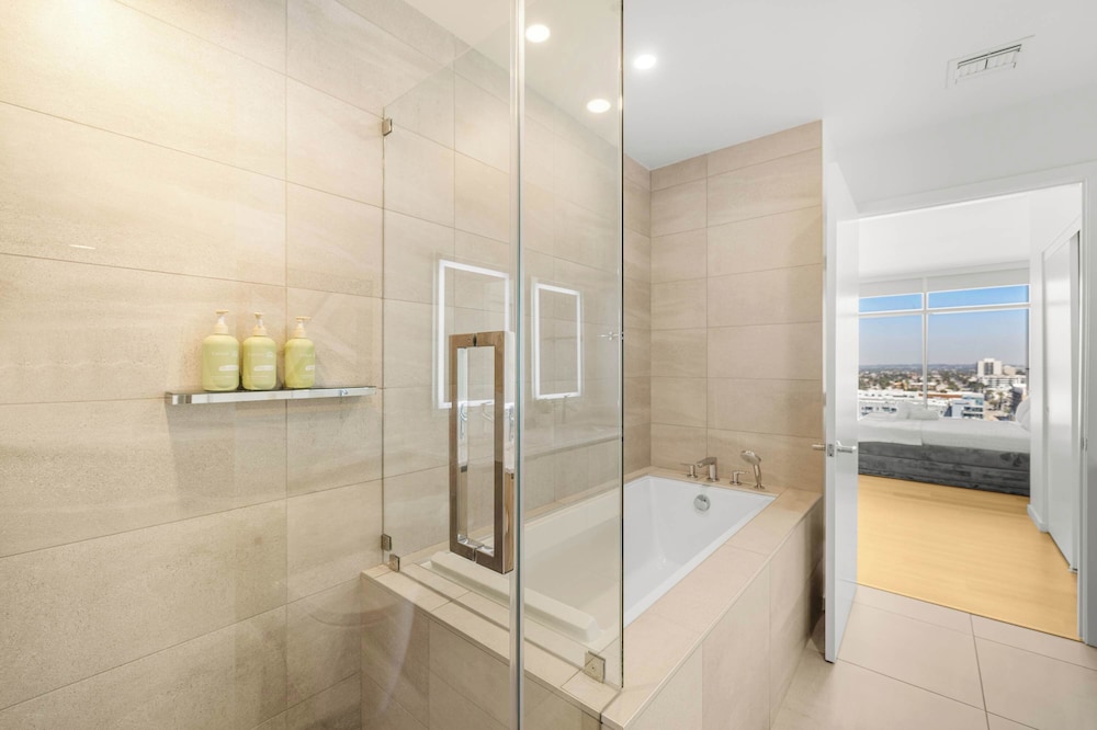 @marbella Lane - Chic 2BR Penthouse w/ Ocean Views