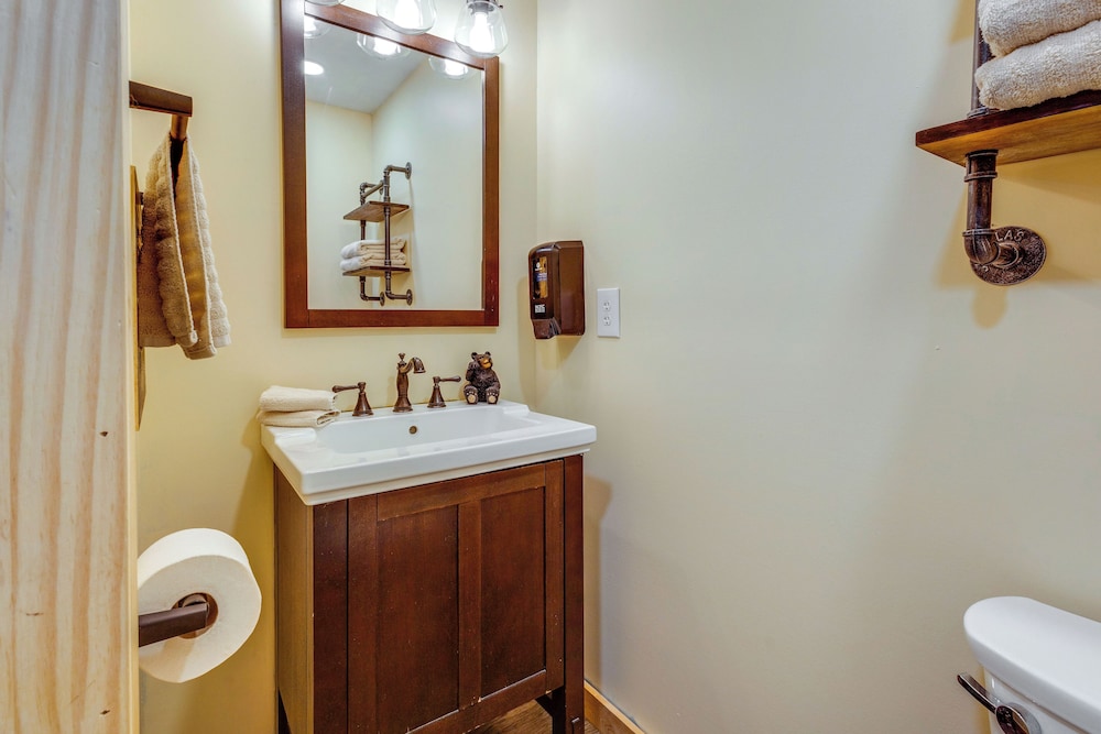 7 Mi to Dollywood: Cozy Cabin w/ Patio & Grill!