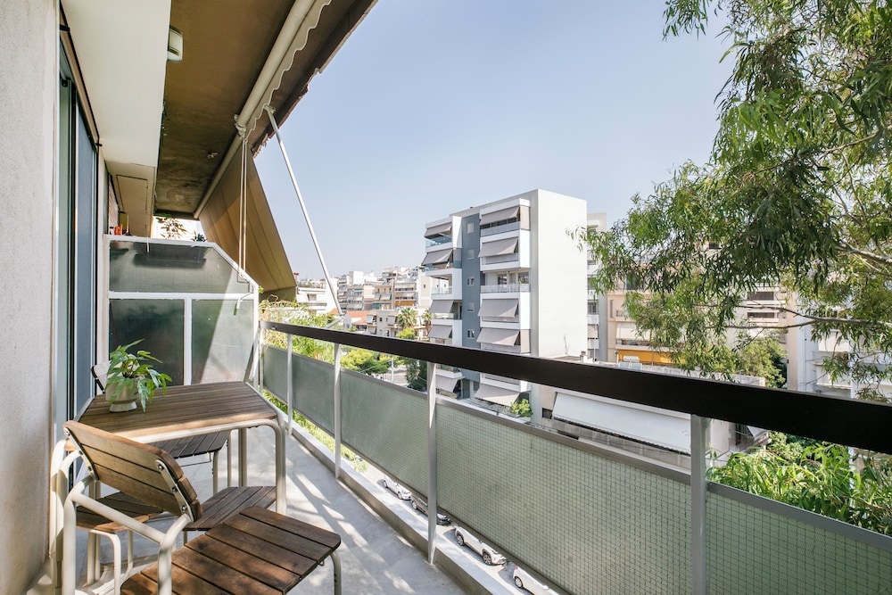 Kallisti 2BR Apt & Balcony in Nea Smyrni