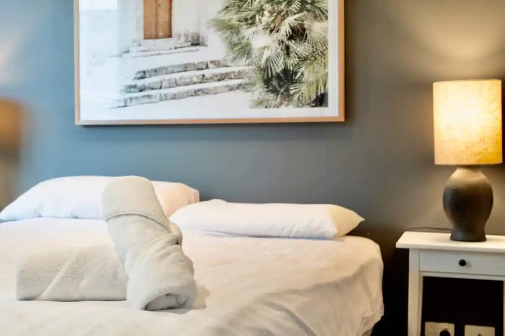 Stylish 2 Bedroom Apartment in Port Melbourne With City Views view 2